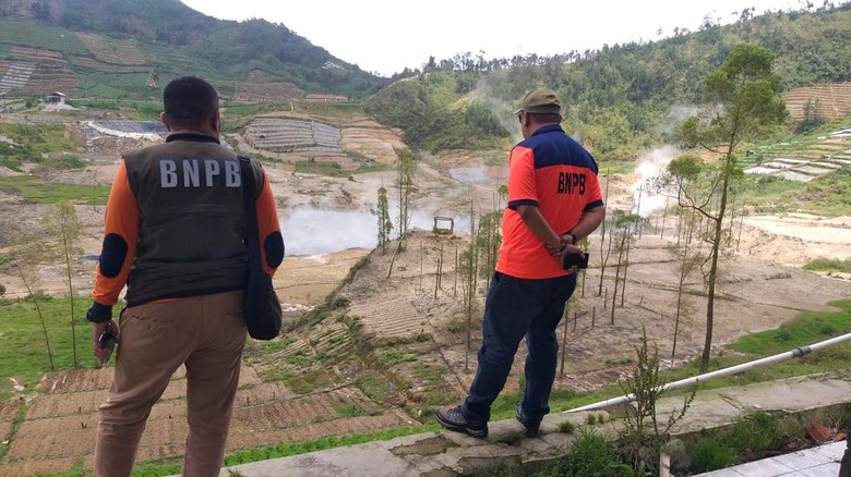 Petugas BPBD Banjarnegara memantau Kawah Sileri di dataran tinggi Dieng, Sabtu (14/1/2023). Petugas BPBD Banjarnegara memantau Kawah Sileri di dataran tinggi Dieng, Sabtu (14/1/2023).