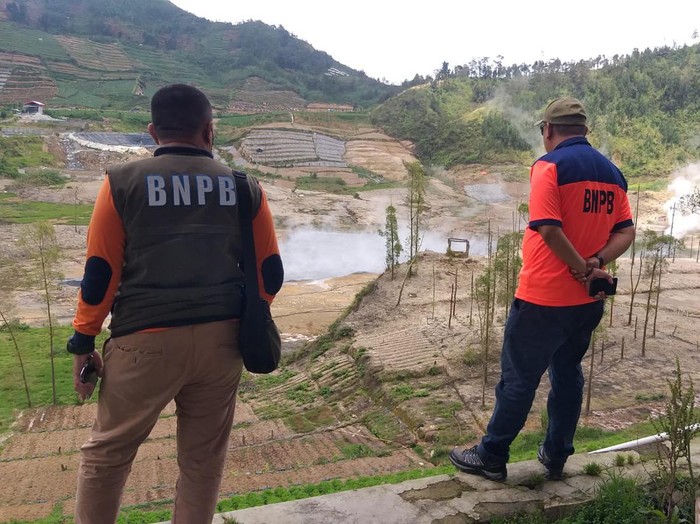 Petugas BPBD Banjarnegara memantau Kawah Sileri di dataran tinggi Dieng, Sabtu (14/1/2023).