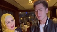 Pesta ulang tahun ke-26 Verrel Bramasta terasa lengkap dengan kehadiran sang ibu. Tampak juga sosok teman dekatnya, Natasha Wilona yang membawa kue ulang tahun.