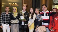 Lengkap! Ini momen Verrel ditemani orang terdekatnya saat merayakan pertambahan usia pada tahun 2022. Ia tampak bahagia ditemani kedua orang tuanya. Foto: Instagram bramastavrl