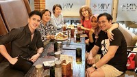 Momen makan Verrel bareng keluarga baru dari pihak ayahnya juga sering terlihat. Salah satunya tampak dalam momen manis ini.