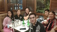 Masih bersama Natasha Wilona dan ibunya, Verrel mendatangi acara jamuan makan bareng sang ayah. Kompak ya!