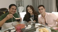 Kedekatan Verrel dan ayahnya kerap terlihat dari kegiatan makan bersama. Saat puasa tahun 2022, mereka buka bersama dengan jamuan lengkap.