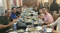 Alhamdulillah buka puasa hari pertama bareng anak anak.., tulis Ivan Fadilla pada April 2022. Mereka terlihat santap di restoran Minang.