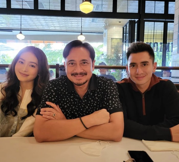 Potret Manis Kulineran Verrel Bramasta Bareng Venna Melinda dan Ivan Fadilla Potret Manis Kulineran Verrel Bramasta Bareng Venna Melinda dan Ivan Fadilla