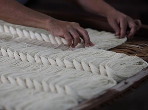 Makna Keuangan di Balik Filosofi Mie Imlek yang Nggak Boleh Dipotong
