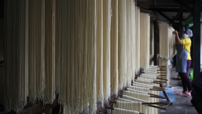 Pekerja menata misua untuk dikeringkan di salah satu industri rumahan di kawasan Pesapen, Surabaya, Jawa Timur, Sabtu (14/1/2023). Produksi mi tradisional China tersebut mengalami peningkatan hingga 100 persen yang biasanya menghabiskan 500 kilogram tepung menjadi satu ton tepung akibat meningkatnya permintaan menjelang tahun baru Imlek. ANTARA FOTO/Didik Suhartono/YU