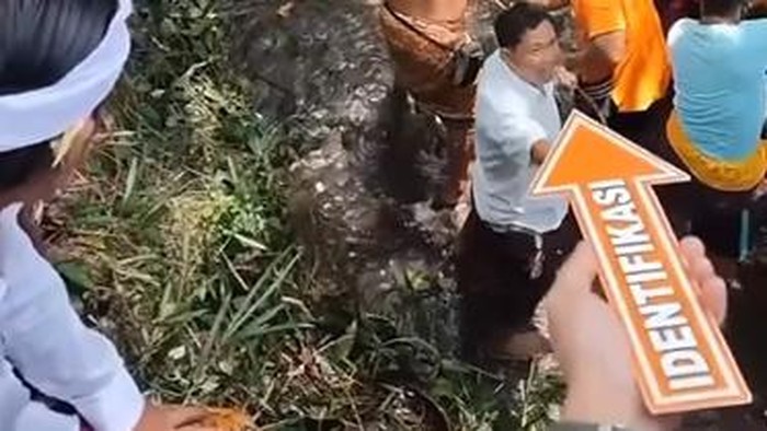 Proses evakuasi jenazah bule Rusia tewas di Sungai Yuyung, Ubud, Gianyar. (Tangkapan layar video viral instagram)