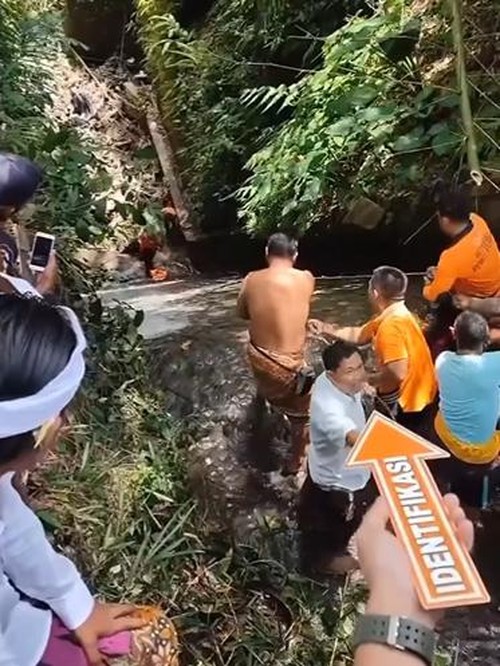 Proses evakuasi jenazah bule Rusia tewas di Sungai Yuyung, Ubud, Gianyar. (Tangkapan layar video viral instagram)