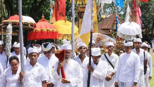 Pusaka berupa keris Ki Baru Gajah milik Puri Kediri saat tiba di Pura Luhur Pakendungan dalam tradisi Ngerebeg, Sabtu (14/1/2023). (istimewa)