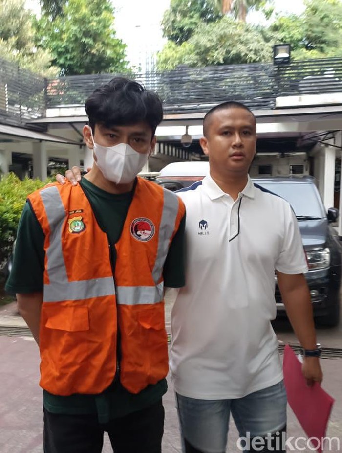 Aktor Revaldo resmi jadi tersangka kasus narkoba. Revaldo sudah tiga kali terjerat penyalahgunaan narkoba, tepatnya pada tahun 2006, 2010, dan 2023.