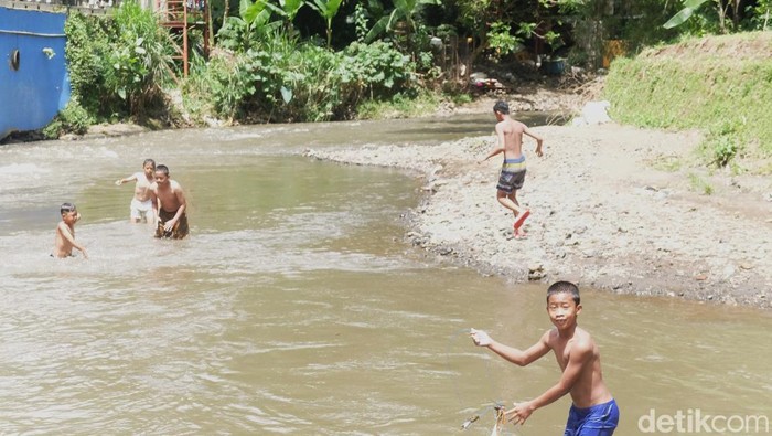 Sejumlah anak bermain dan berenang di aliran Sungai Cikapundung