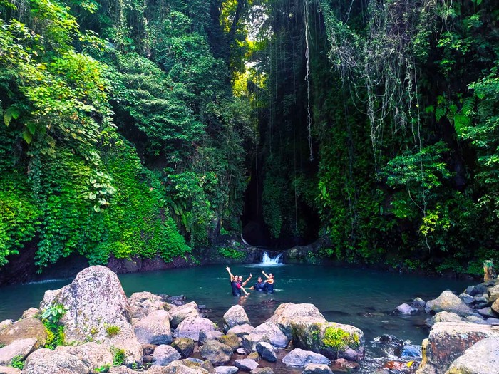 Sejumlah wisatawan saat berkunjung ke Blue Lagoon, Desa Ambengan, Kecamatan Sukasada, Kabupaten Buleleng, Bali, Sabtu (14/1/2023). (Made Wijaya Kusuma)