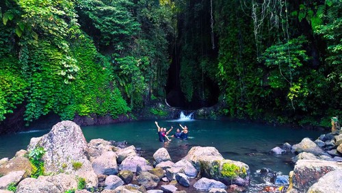 Sejumlah wisatawan saat berkunjung ke Blue Lagoon, Desa Ambengan, Kecamatan Sukasada, Kabupaten Buleleng, Bali, Sabtu (14/1/2023). (Made Wijaya Kusuma)