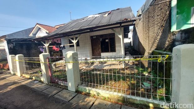 Kasus keracunan di Bantar Gebang, Bekasi membuat tiga orang tewas. Diketahui, hal tersebut menimpa lima orang dalam satu keluarga yang tinggal serumah.