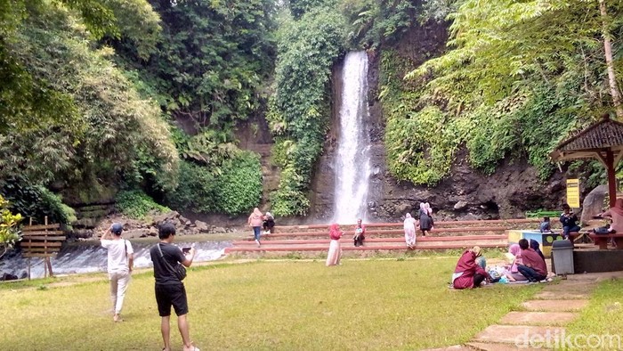 Suasana Curug Bangkong Kuningan.