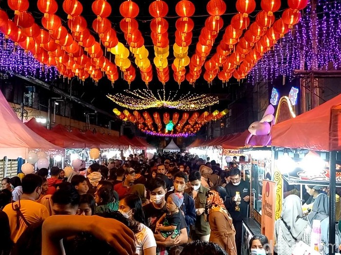Suasana di depan Pasar Gede Solo selama berlangsungnya acara Grebeg Sudiro, Jumat (13/1/2023) malam.