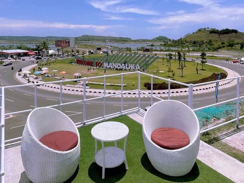 Tongkrongan hits New Furama Mandalika di dekat bundaran Songgong KEK Mandalika Lombok, Sabtu (14/1/2023). Foto: Ahmad Viqi/detikBali.