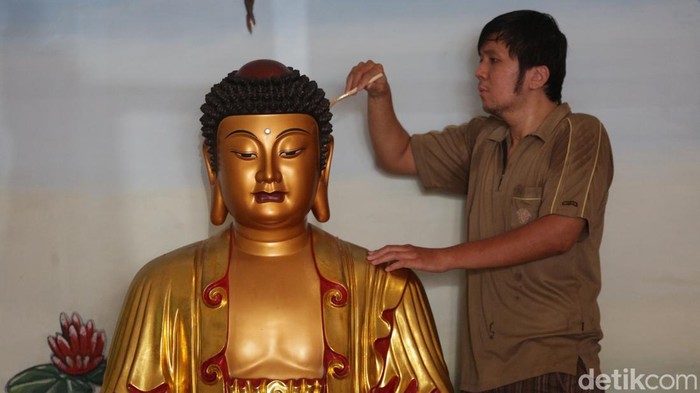 Ritual bersih-bersih dilakuan di Vihara Amurva Bhumi, Kuningan, Jakarta. Tradisi tersebut rutin dilakukan jelang perayaan Imlek.
