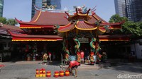Bagian luar vihara juga dipercantik dengan dekorasi yang khas.