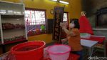 Tradisi Bersih-bersih Patung Dewa di Vihara Amurva Bhumi