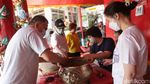 Tradisi Bersih-bersih Patung Dewa di Vihara Amurva Bhumi