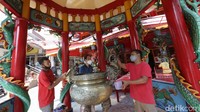 Tak hanya rupang, beberapa sudut bangunan vihara juga dibersihkan.
