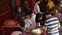 Bersih-bersih ini dilakukan gotong-royong dari para pengurus vihara dan jemaah lho.