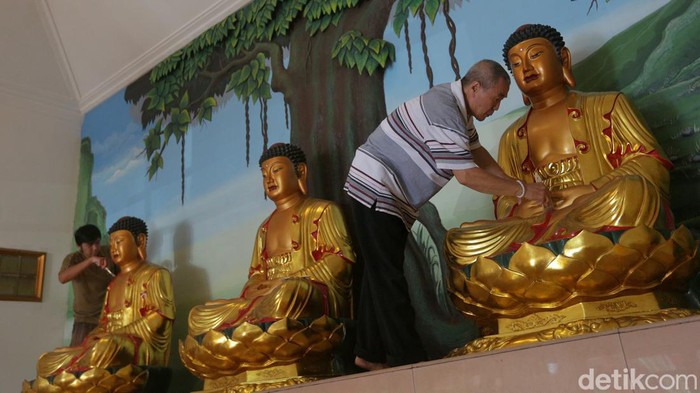 Ritual bersih-bersih dilakuan di Vihara Amurva Bhumi, Kuningan, Jakarta. Tradisi tersebut rutin dilakukan jelang perayaan Imlek.