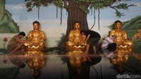 Warga membersihkan patung Buddha di Vihara Amurva Bhumi, Kuningan, Jakarta, Sabtu (14/1/2023).