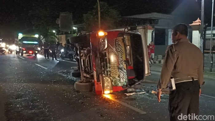 Truk terguling Tulungagung