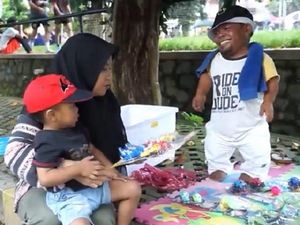 Karier Redup, Ucok Baba Dagang Latto-latto di Trotoar