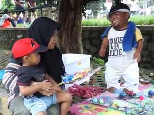 Karier Redup, Ucok Baba Dagang Latto-latto di Trotoar