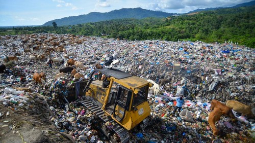 Alat berat menyusun tumpukan sampah yang didominasi sampah plastik di Tempat Pembuangan Akhir (TPA) Air Dingin, Padang, Sumatera Barat, Sabtu (14/1/2023). Pemkot Padang melakukan penghijauan di sejumlah zona yang sudah tidak aktif di TPA tersebut dengan penanaman pohon buah dan penimbunan sampah menggunakan material tanah, untuk mengurangi bau dan bisa dikembangkan menjadi agrowisata. ANTARA FOTO/Iggoy el Fitra/foc.