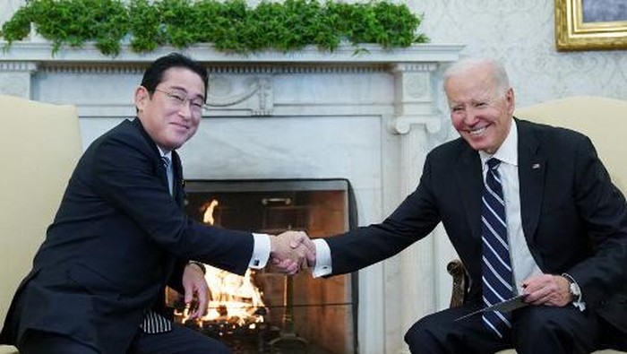 US President Joe Biden shakes hands with Japans Prime Minister Fumio Kishida during a meeting in the Oval Office of the White House in Washington, DC on January 13, 2023. (Photo by Mandel NGAN / AFP)