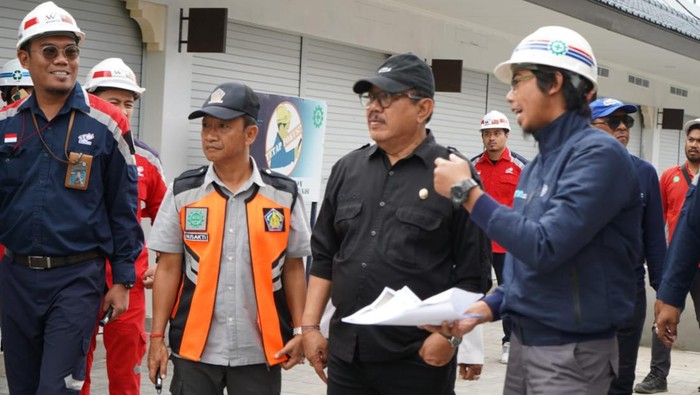 Wakil Gubernur Bali Tjokorda Oka Artha Sukawati saat meninjau proyek pembangunan Pura Besakih, Karangasem, Bali, Jumat (13/1/2023).