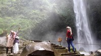 Obyek wisata tersebut selain menawarkan keindahan panorama air terjun juga terdapat berbagai fasilitas wisata seperti camping ground, labirin, serta wisata petik buah strawberry.