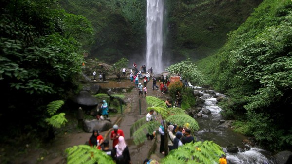 Sejumlah pengunjung menikmati pemandangan Air Terjun di Obyek Wisata Coban Rondo, Kecamatan Pujon, Kabupaten Malang, Jawa Timur, Sabtu (14/1/2023).