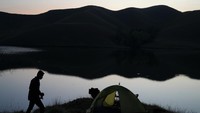 Banyak dari para pengunjung yang mendirikan tenda untuk menaikmati keindahan bukit ini.