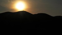 Destinasi Bukit Punggung kuda yang baru ditemukan warga di daerah tersebut menyajikan keindahan danau yang dikelilingi bukit-bukit serta keindahan matahari yang terbit dari puncak bukit.