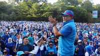 Zulhas yang memakai topi dan baju dengan nomor urut 12 itu sangat antusias berolahraga mengikuti gerakan instruktur. Zulhas juga sesekali menyalami dan berswafoto bersama warga Kota Bogor.