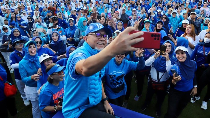 Mendag Zulkifli Hasan (Zulhas) hadir di acara Senam Sehat Birukan Langit Indonesia di Lapangan Sempur Kota Bogor, Sabtu (14/1).
