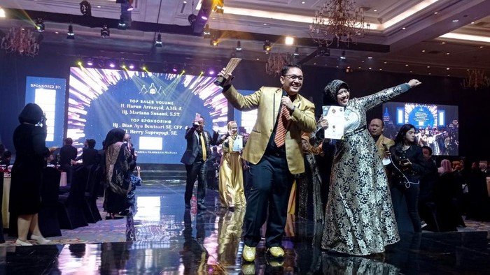 Ajang Apresiasi untuk Pengusaha APLI Asosiasi Penjualan Langsung Indonesia (APLI) memberikan penghargaan pada para Top Leader 2022 bertajuk Entrepreneur Recognation Night. Siapa saja mereka yang berasal dari 116 perusahaan.