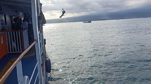 Anak logam lompat salto dari atas kapal di Pelabuhan Gilimanuk, Kecamatan Melaya, Kabupaten Jembrana, Bali, Selasa (10/1/2023).