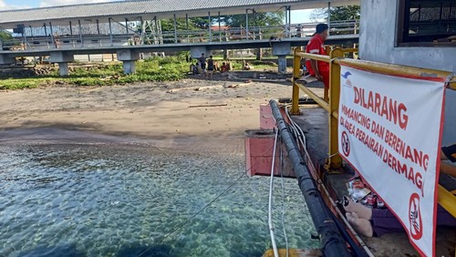 Anak logam di Pelabuhan Gilimanuk, Kecamatan Melaya, Kabupaten Jembrana, Selasa (10/1/2023).