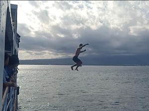 Rezeki Anak Logam di Selat Bali, Sehari Bisa Rp 500 Ribu