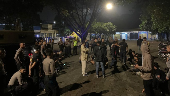 Anggota XTC ditangkap saat pesta miras di Stadion Sidolig Bandung.