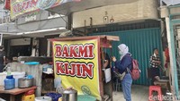 Bakmi Kijin menempati area depan ruko di Jalan Mangga Besar VII No. 6. Bakmi gerobakan ini bisa dikatakan hidden gem karena tak memiliki banyak ulasan di Google. Foto: detikFood/Yenny Mustika Sari