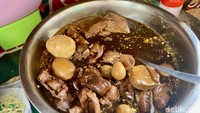 Rasa manisnya berasal dari topping pelengkap bakmi. Ada telur puyuh, ati ampela, dan tahu. Topping pelengkap ini diolah dengan bumbu manis gurih dari racikan kecap manis, bawang putih, dan lainnya. Foto: detikFood/Yenny Mustika Sari