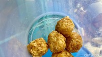 Bakso goreng di warung ini juga jangan sampai dilewatkan. Tenang saja, bakso goreng di sini halal karena terbuat dari daging ayam. Foto: detikFood/Yenny Mustika Sari